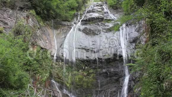 塔斯卡纳阿普安阿尔卑斯山脉加法格纳阿普恩特瀑布视频的预览图