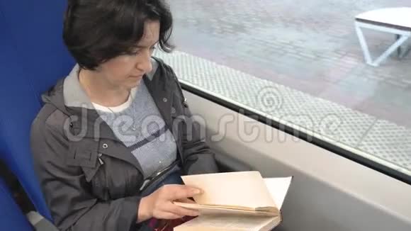 白人中年妇女坐火车看书视频的预览图