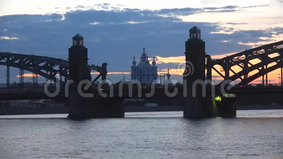 布尔什克辛斯基大桥和斯莫尔尼大教堂白色的夜晚圣彼得堡视频的预览图