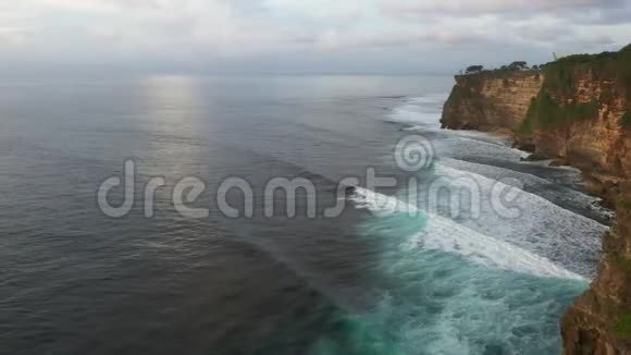 亚洲景观从上方的海洋与绿松石清澈的水一个伟大的地方放松无人驾驶飞机的俯视图视频的预览图