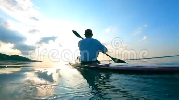 一个快速划船的人的侧视视频的预览图