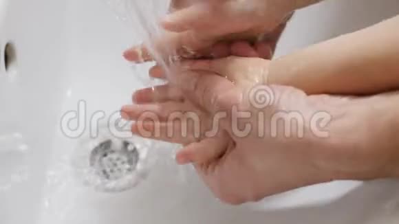 父亲帮助他儿子洗手视频的预览图