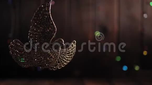 金色圣诞鸽子在木制背景上闪烁的灯光装饰视频的预览图