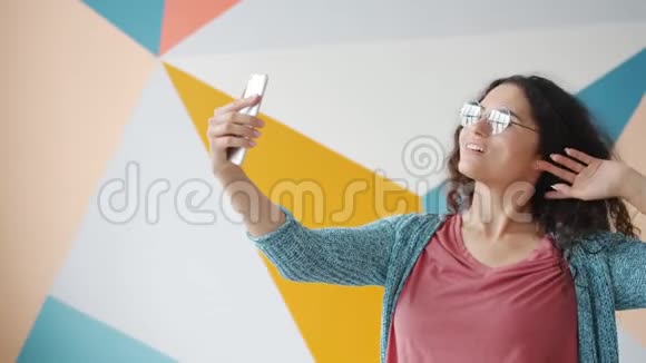 亚洲美女自拍照片智能手机摄像头摆在室内视频的预览图