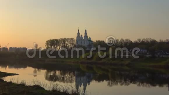 古老的圣索菲亚大教堂在春天的黄昏波兰茨克白俄罗斯视频的预览图
