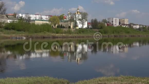 古老的顿悟大教堂中的城市景观春日波兰茨克白俄罗斯视频的预览图