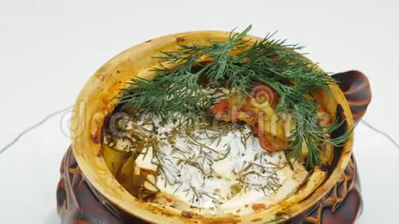 烤土豆用肉奶酪草药和酱汁在陶罐中煮熟视频的预览图