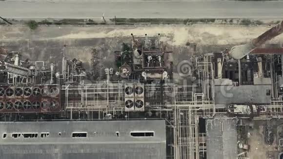 一个废弃的炼油厂的空中射击视频的预览图