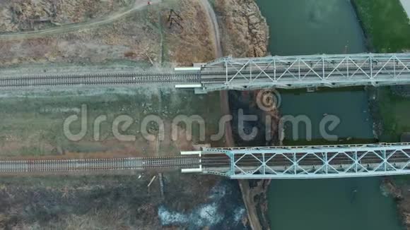 金属铁路轨道桥跨河鸟瞰俯视高速轨道列车线路空铁路横越叙事视频的预览图