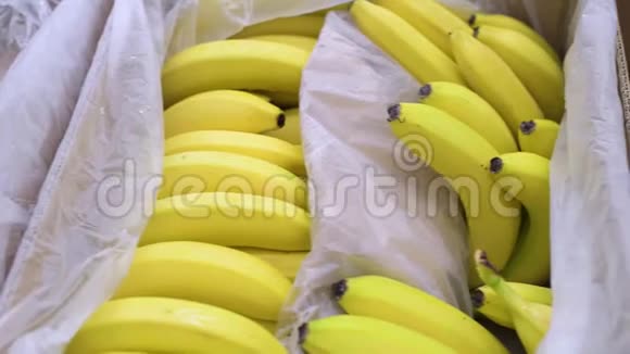 杂货店里的成熟香蕉视频的预览图