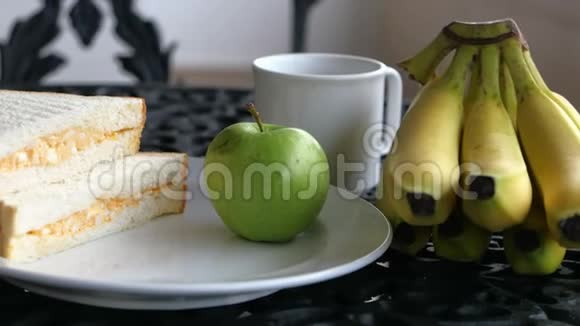 早餐包括香蕉面包茶和苹果视频的预览图