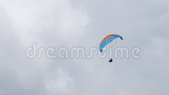 滑翔伞用降落伞在天空中飞行专业滑翔伞视频的预览图