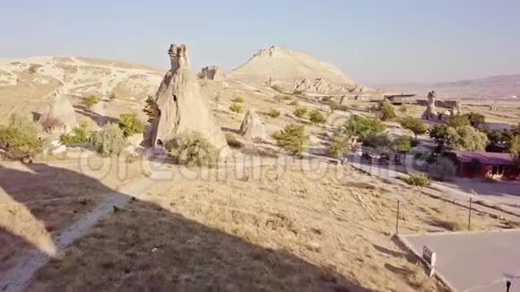 土耳其卡帕多西亚从山顶向四架直升机射击景观视频的预览图