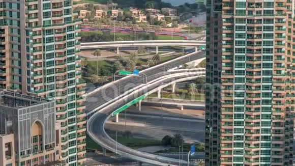 迪拜码头高速公路出口之间的摩天大楼意大利面条交界处的鸟瞰图视频的预览图