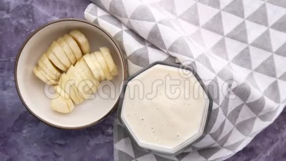 奶昔香蕉和燕麦片健康早餐视频的预览图