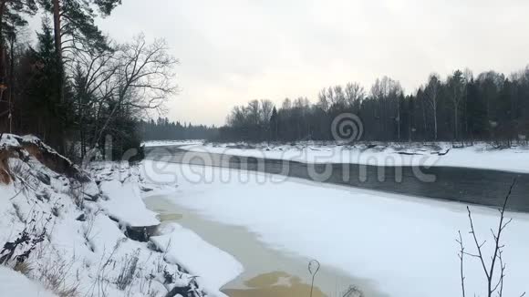 维特鲁加河上的降雪俄罗斯科斯特罗马地区视频的预览图