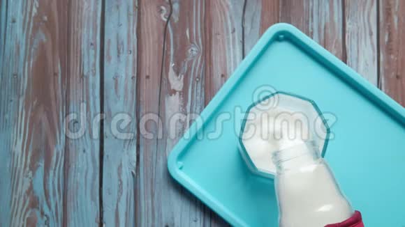 奶制品木桌上放着牛奶和一杯牛奶的瓶子视频的预览图
