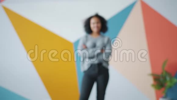 迷人的非裔美国女孩站在室内微笑的放大肖像视频的预览图