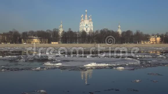 四月冰漂在斯莫尼大教堂圣彼得堡视频的预览图