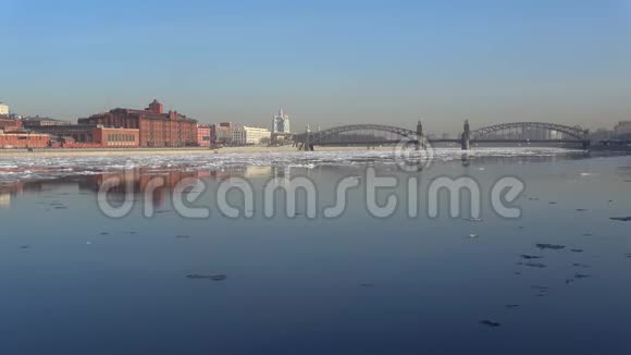 布尔什克辛斯基桥在春季冰漂时间推移圣彼得堡视频的预览图