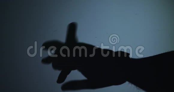 在蓝色背景上描绘兔子的手的影子视频的预览图