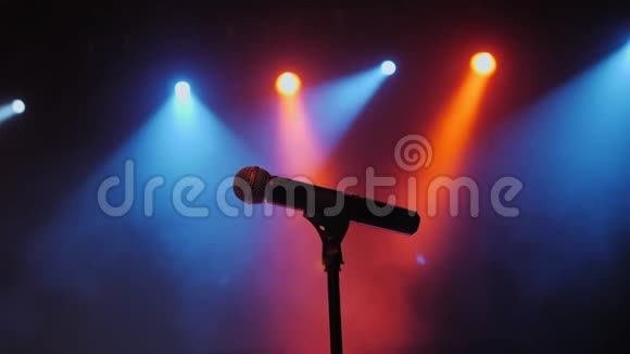 台上的音乐会话筒用浅红蓝亮的灯光视频的预览图
