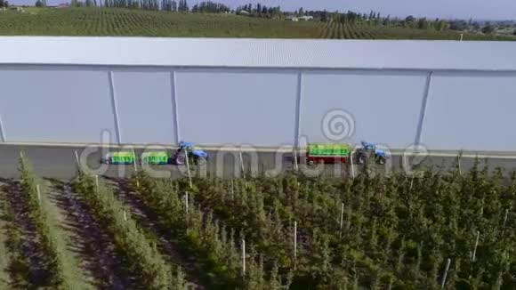 两个收割机在苹果农场的工作原理视频的预览图