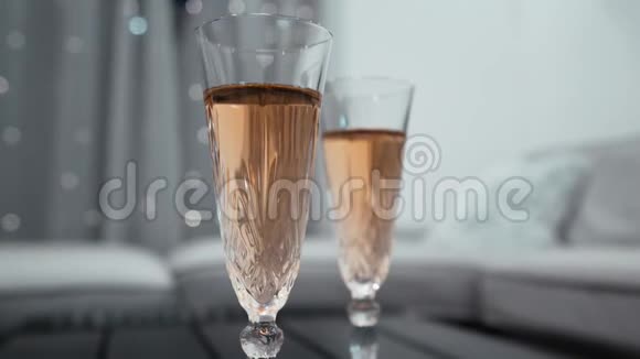 玫瑰豪华葡萄酒特殊眼镜婚礼婚礼闪烁琥珀灯派对庆祝视频的预览图