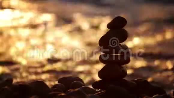 日落波中的海滩石头视频的预览图