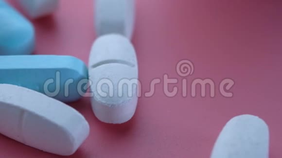 在白色背景下的白色药片上视频的预览图