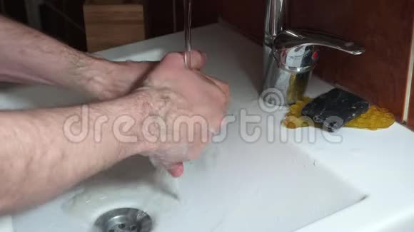 洗手特写慢动作干净的手可以防止感染浴室洗手池有机肥皂和年轻的男性手视频的预览图