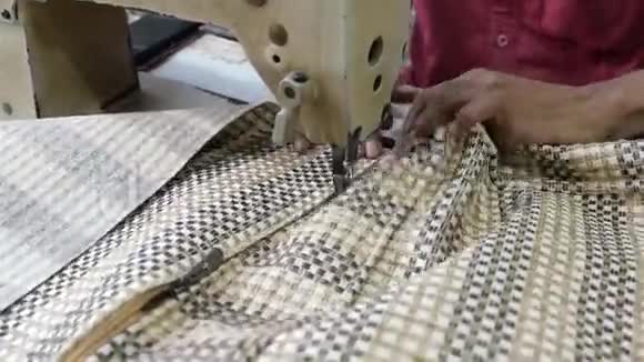 裁剪手工缝制纺织布视频的预览图