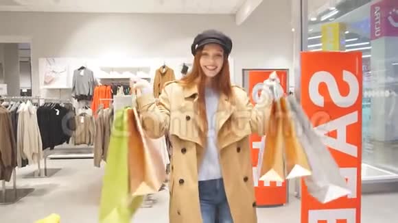 漂亮的女购物狂穿着外套拿着纸袋视频的预览图