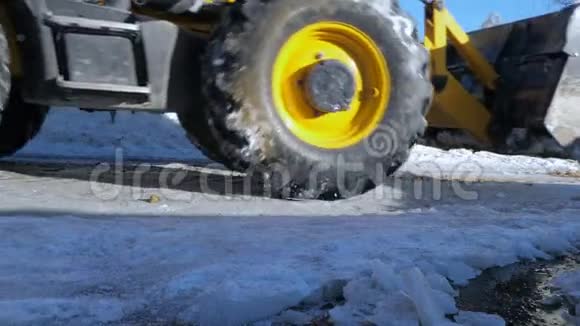 现代拖拉机雪边有脏轮子视频的预览图