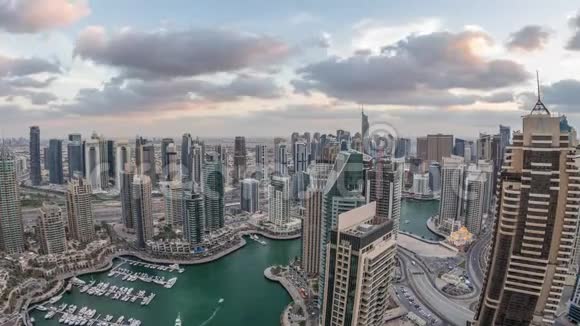 迪拜码头摩天大楼和朱美拉湖塔从顶部空中白天到夜间时间在阿拉伯联合视频的预览图