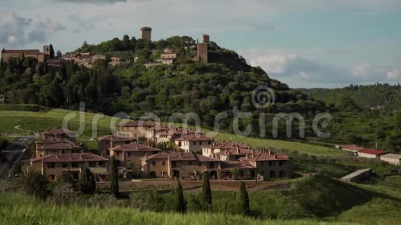托斯卡纳景观有草地意大利村庄和中世纪蒙蒂奇耶洛镇视频的预览图
