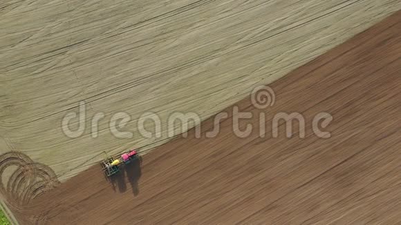 田园空中俯视图中的拖拉机耕植农作物种子视频的预览图