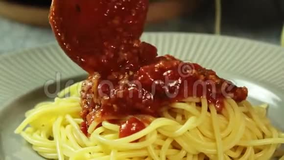 厨房里的食品造型和烹饪意大利面条视频的预览图