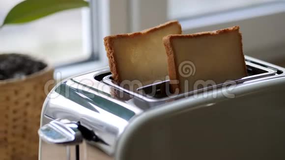 带两块面包的米色烤面包机厨房烤面包机早上早餐做烤面包近点视频的预览图