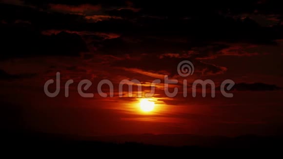 令人惊叹的日落云景红色天空中的橙色太阳绯红的夜晚视频的预览图