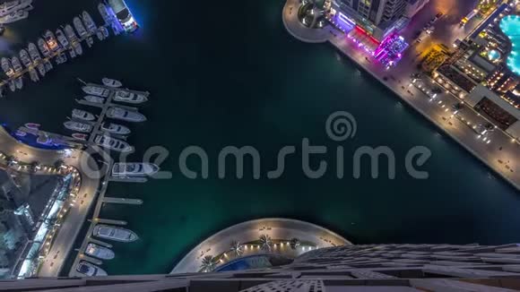 迪拜码头港口与现代游艇空中夜晚时光视频的预览图