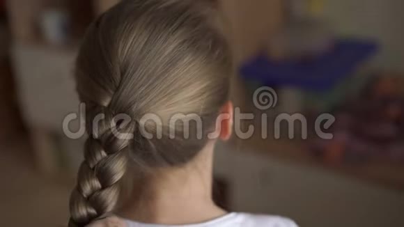 退休的祖母把小女孩的头发编成粗辫子视频的预览图