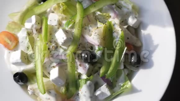 新鲜希腊色拉菲达奶酪番茄生菜黑橄榄和洋葱视频的预览图