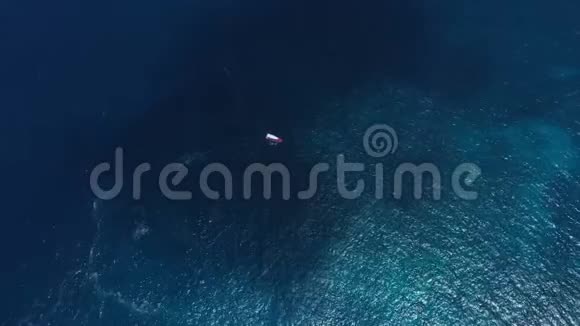 周末从无人机美丽的天气与平静的海洋和阳光从上面的船上俯瞰漂浮的游艇视频的预览图