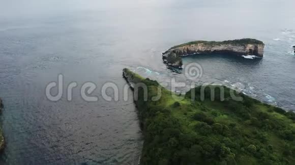 适合从无人驾驶飞机在美丽的海岸悬崖上冲浪覆盖着绿色植物亚洲视频的预览图