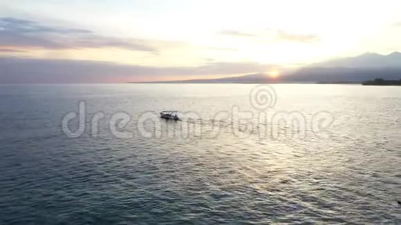 无人驾驶飞机从海上俯瞰日落无人机飞向亚洲的海洋飞向日落和美丽的山脉视频的预览图