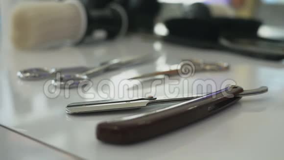 理发店白色桌子上的一套专业理发工具视频的预览图