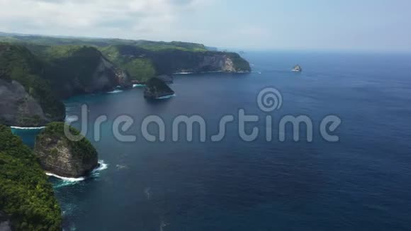 亚洲景观从上方的海洋与绿松石清澈的水一个伟大的地方放松无人驾驶飞机的俯视图视频的预览图