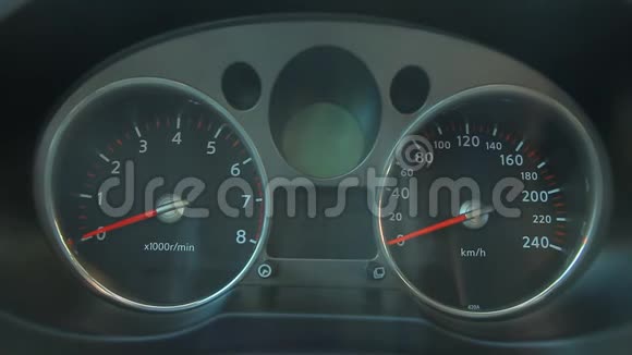 发动机启动前的汽车仪表板视频的预览图