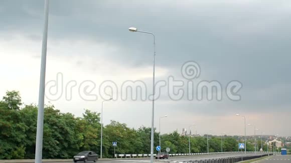 天空中的雨云在城外的一条路上雨天的空轨道视频的预览图